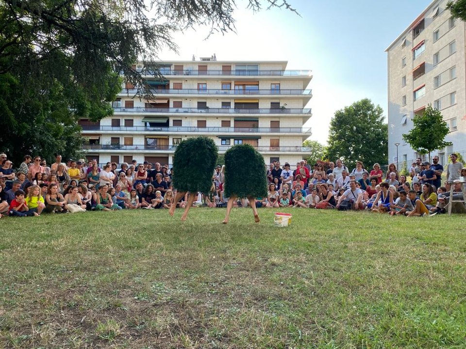 Deux "hommes-buissons" dans les jardins de la préfecture de la Dordogne pour le festival Mimos