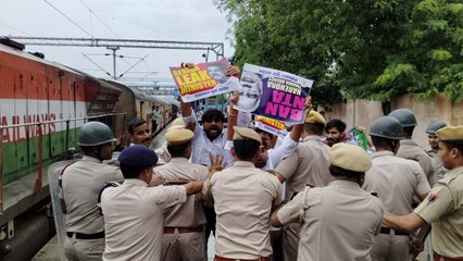 Rail Roko Andolan: हम दबने वाले नहीं हैं...NEET EXAM SCAM के विरोध में कांग्रेसियों का प्रदर्शन, देखें वीडियो