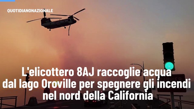 L'elicottero 8AJ raccoglie acqua dal lago Oroville per spegnere gli incendi nel nord della California