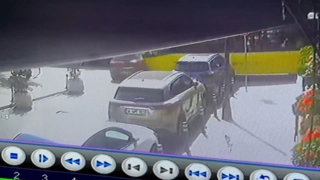 Avcılar'da halk otobüsü otomobile çarptı; kaza kamerada