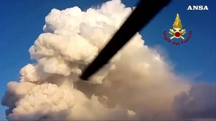 Dallo Stromboli una valanga di detriti lavici in mare