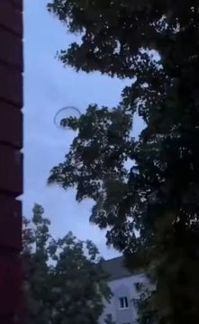 ⚫️ Les utilisateurs des réseaux sociaux ont filmé des anneaux noirs flottant dans le ciel dans plusieurs quartiers de Berlin