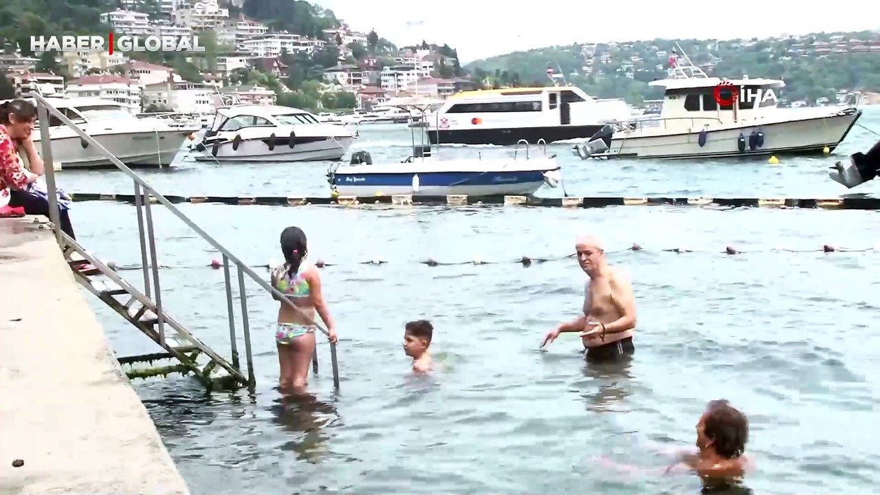 Özel plaja giremeyen vatandaşlar İstanbul Boğazı’na girerek serinledi