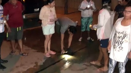 Santa Cruz: Fuga de agua alarma a los vecinos por temor a un hundimiento