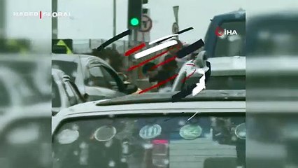 Pendik'te tekmeli yumruklu yol kavgası: Cep telefonuyla görüntülendi