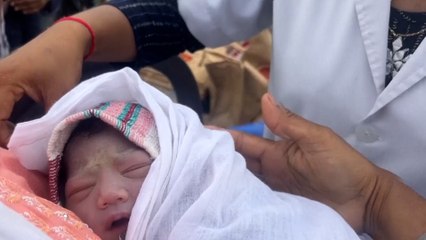 Se pone de parto en un barco mientras era rescatada de las inundaciones