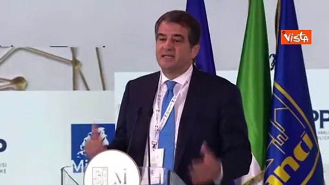 Pnrr, Fitto: Oltre 150 miliardi di euro a debito, necessario raggiungere risultati