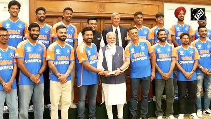 হাসিমুখে বিশ্বকাপ হাতে নিলেন প্রধানমন্ত্রী, গল্প আড্ডায় রোহিতদের কোন সিক্রেট জানালেন Modi?
