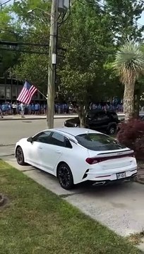 Todos os dias, idosa acena a crianças. No final do ano, surpreenderam-na