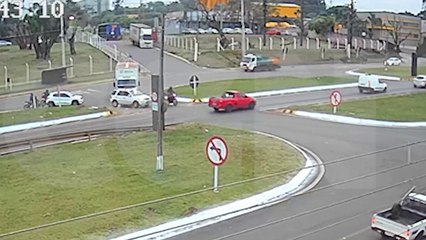 Vídeo mostra forte colisão entre motos no Trevo da Portal, em Cascavel