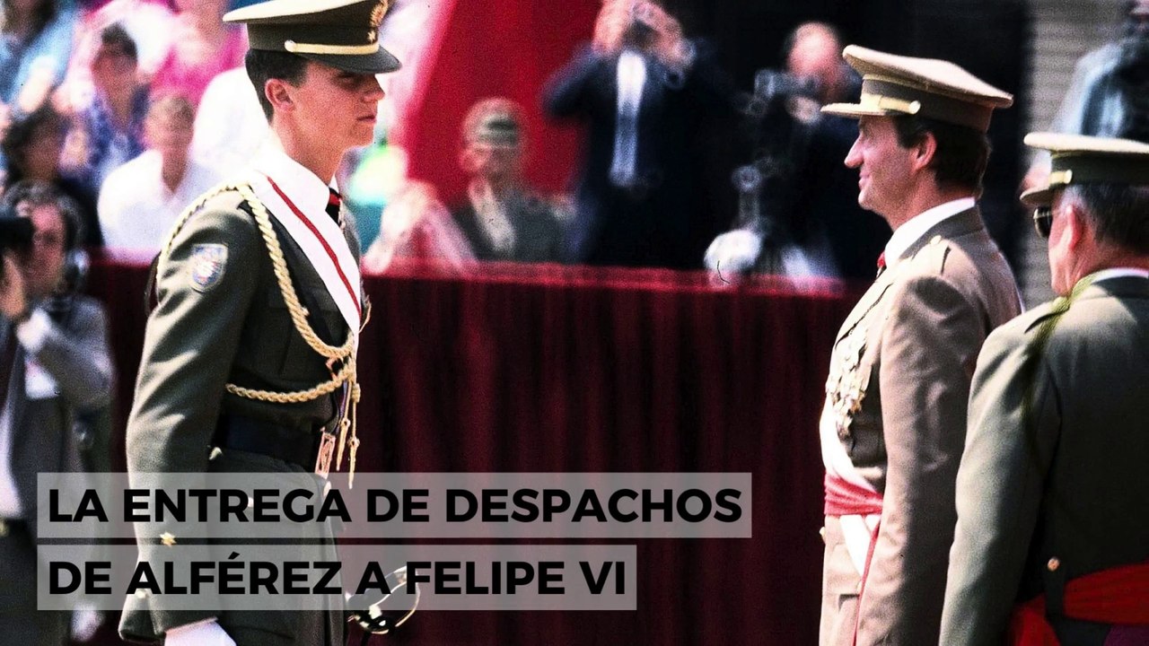 De Leonor a Felipe VI Así fue la entrega de despachos de alférez del rey Felipe de manos de su padre Juan Carlos hace 38 años