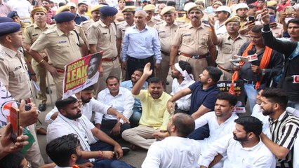 रेल रोकने पहुंचे थे एनएसयूआई छात्र, पुलिस ने लिया एक्शन