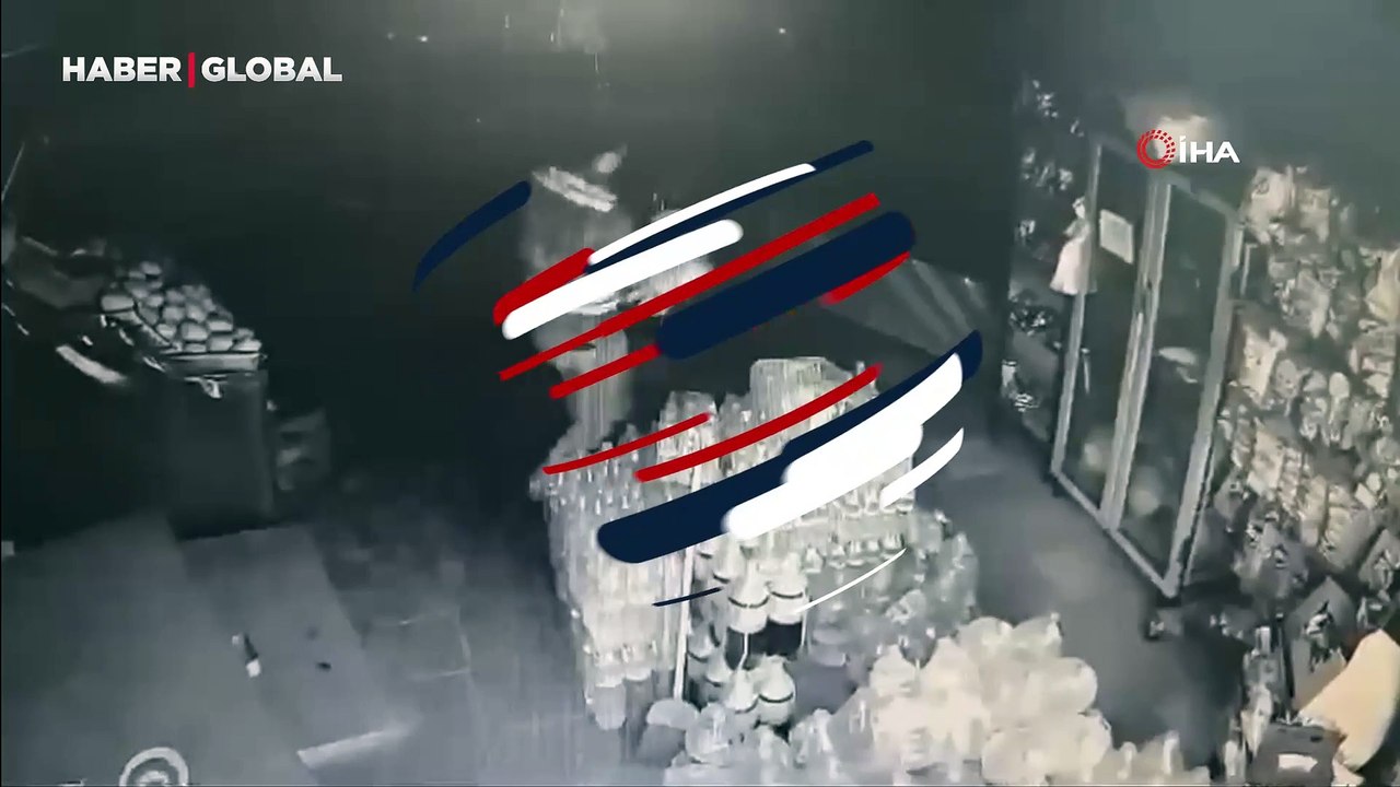 Marketten poşet poşet hırsızlık: Saniye saniye kameraya yansıdı