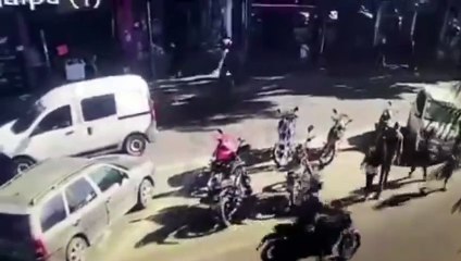 Enfrentó a un motochorro a la salida de un banco y evitó a los golpes que le sacara la mochila