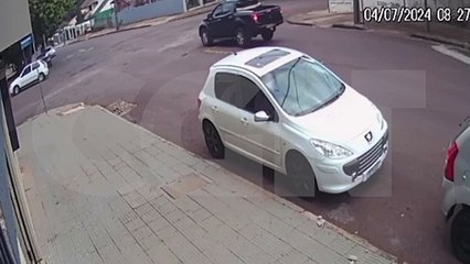 Câmeras flagram acidente entre Fiesta e Gol