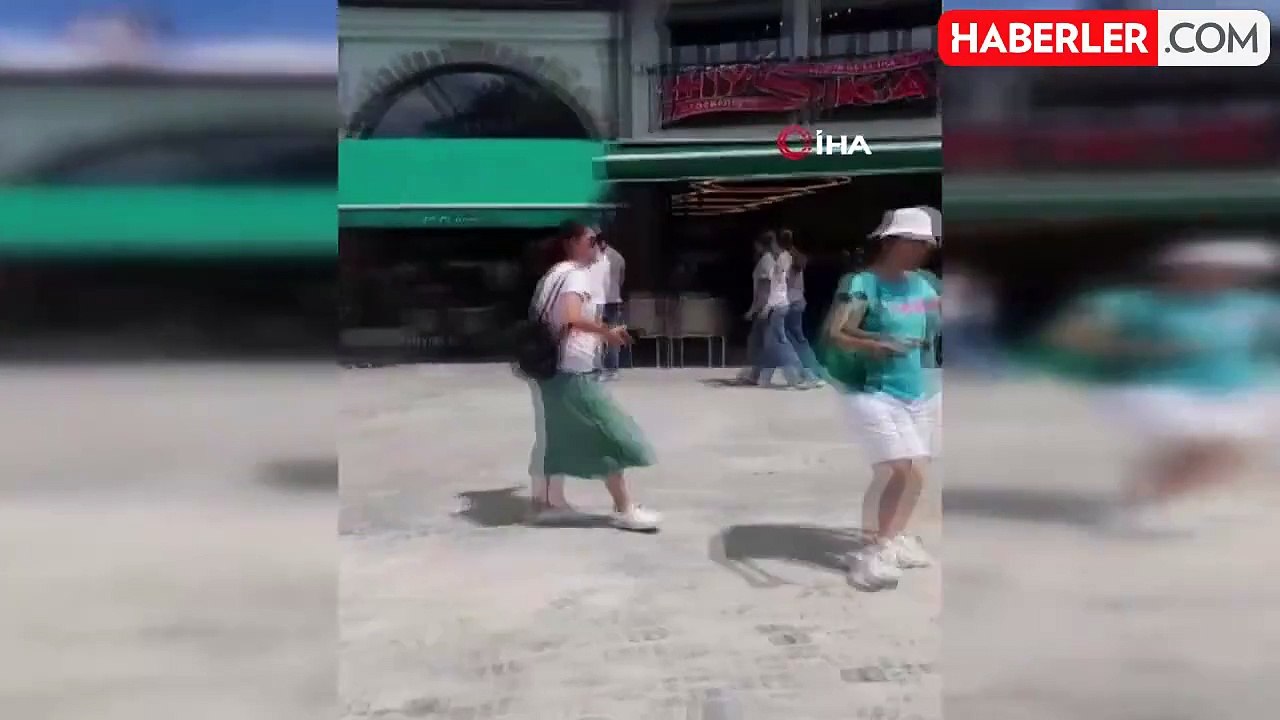 Kosova'da Türk turistlerden 'Erik Dalı' performansı