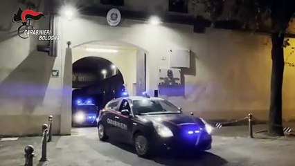 下载视频: Bologna, smantellata una rete di spaccio di cocaina: il video dell'operazione dei carabinieri