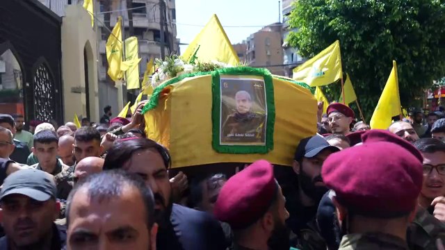 Hezbolá ataca Israel con cientos de cohetes mientras siguen los bombardeos en Gaza