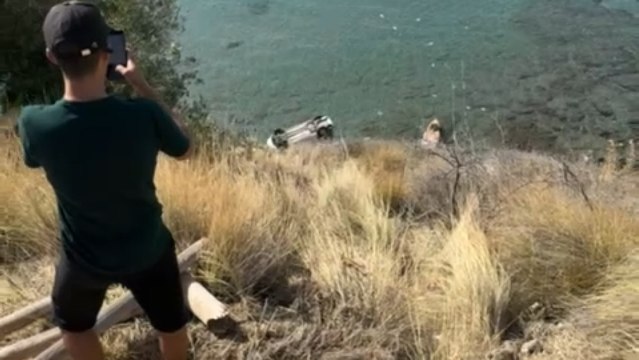 Así ha sido el rescate de un coche que ha caído por un barranco en Benalmádena (Málaga).