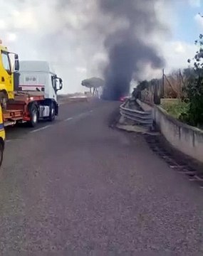Commando assalta un portavalori a Brindisi, colpi di mitragliatrice e auto a fuoco: 3 milioni il bottino