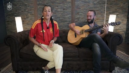 Isabel Aaiún dedica una versión de su 'Potra Salvaje' a la Selección Española