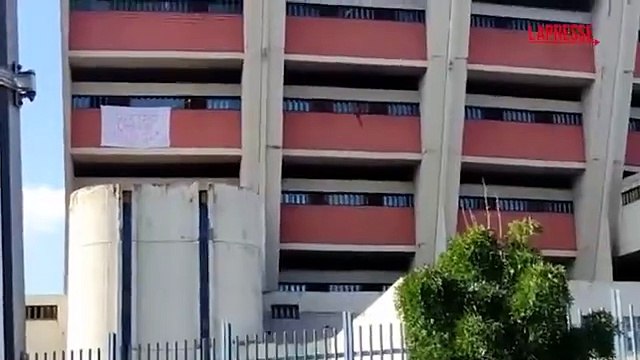 Il video della protesta nel carcere di Firenze: le grida e lo striscione con su scritto «suicidio, carcere, aiuto»