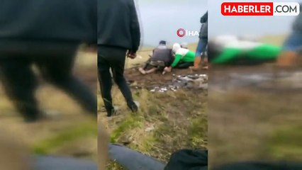 Üzerlerine yıldırım düşen çocukları kurtarmak için toprağa gömdüler