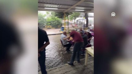 Kahvehaneyi su bastı, okey oynamaya devam ettiler