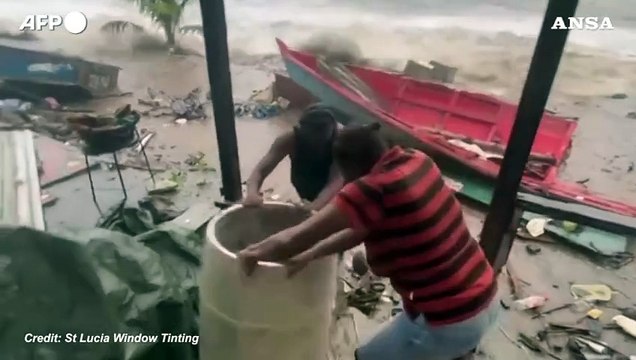 L'uragano Beryl si abbatte sui Caraibi, coste allagate
