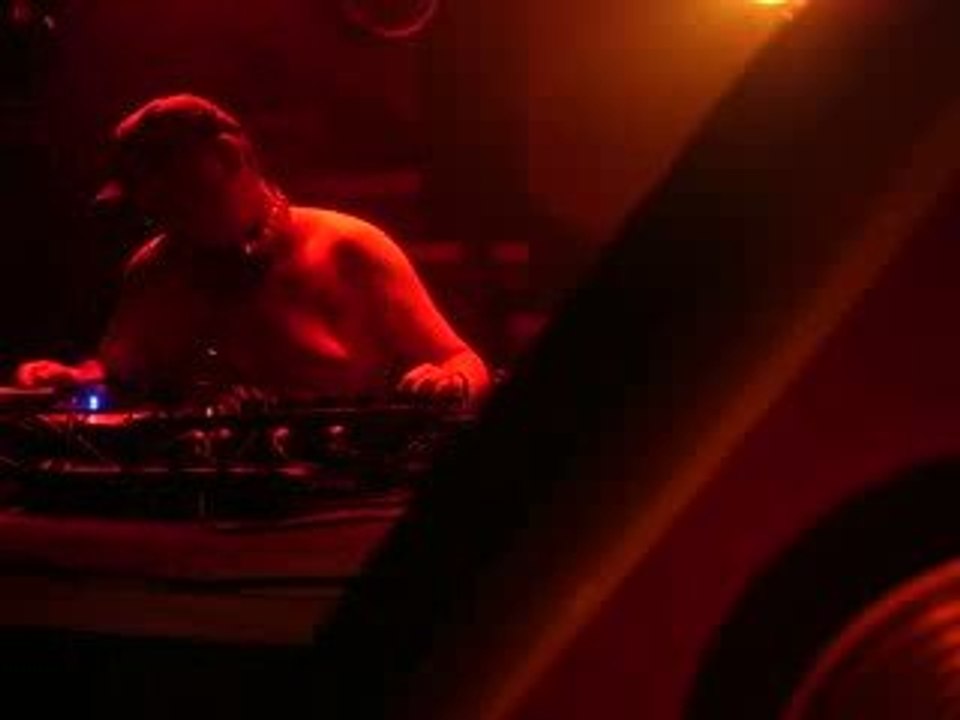 izno@hardcore de luxe party room agression