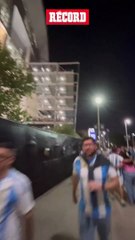 Todo el estadio retumba con los cánticos argentinos