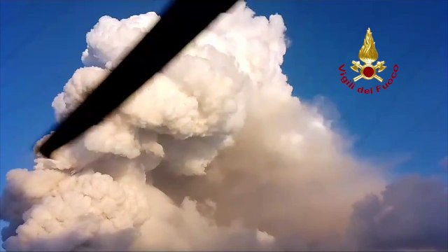 A Stromboli è allerta rossa per il vulcano: eruzione e nube di cenere alta 2 chilometri LE IMMAGINI