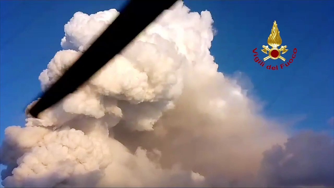 A Stromboli è allerta rossa per il vulcano: eruzione e nube di cenere alta 2 chilometri LE IMMAGINI