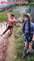 ارے بھائی یہ لڑکی تو ایک ہی اواز پر گر گئی 