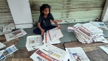 नौ साल की साक्षी का अद्भुत जुनून: पिता के साथ मिलकर अखबार बांटने का साहस 💪