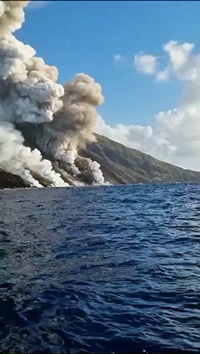 L'eruzione dello Stromboli, dopo l'allerta rossa arrivano i divieti per turisti ed escursionisti