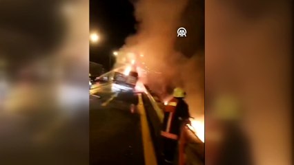 Mersin'de seyir halindeyken alev alan karton yüklü tırda hasar oluştu