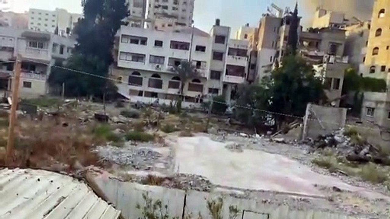 تصاعد أعمدة الدخان في حي الرمال في مدينة غزة بعد قصف إسرائيلي