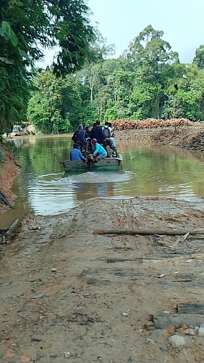 menyeberang sungai