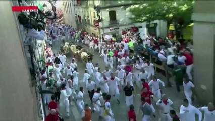 İnsanlar kaçtı, boğalar kovaladı: İspanya'nın ünlü festivali San Fermin başladı