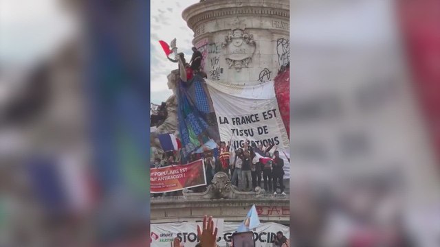 La polémica pancarta en la manifestación de izquierdas en Francia tras las elecciones