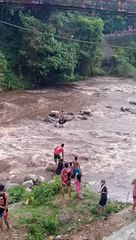 Penyelamatan Seorang Bapak Terjebak Banjir