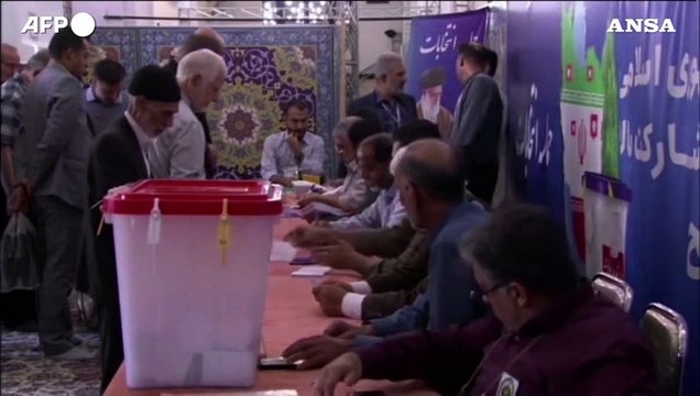 Gli iraniani si recano alle urne per votare al ballottaggio delle elezioni presidenziali
