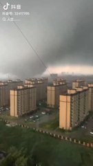 RUPTURE : Tornade massive et violente signalée à Dongming, province du Shandong en Chine.