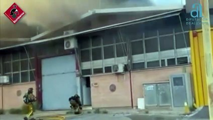 Las llamas devoran una fábrica de calzado en Elche