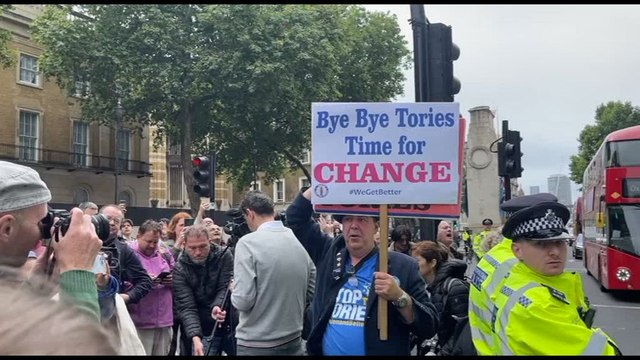 Sunak esce da Downing street fra la folla che canta Bye bye Tories