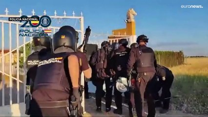 الشرطة الإسبانية تُفكك شبكة تهريب مخدرات وتضبط أسلحة حرب في كتالونيا
