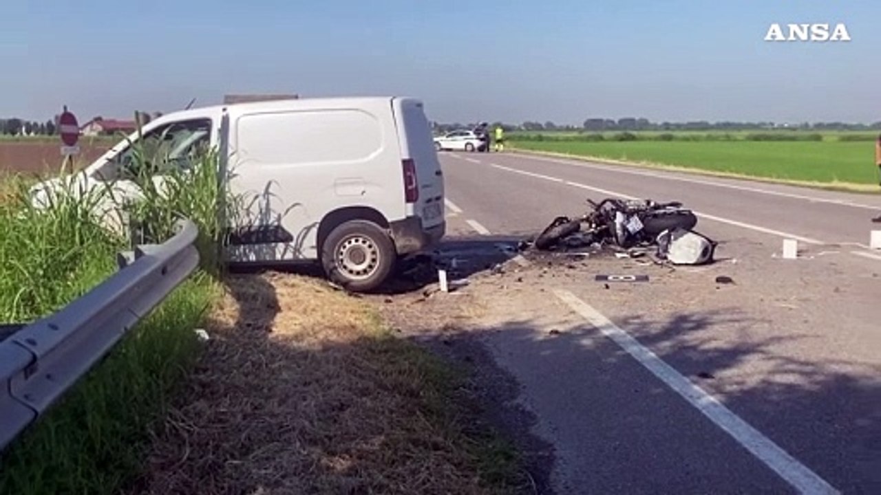 Schianto tra moto e furgone nel Milanese, muore un ragazzo di 22 anni