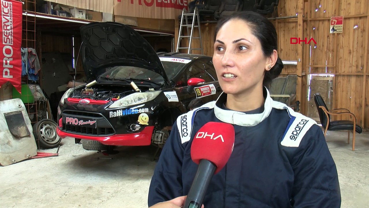 Kadın yarış pilotu, hem yarış aracı hazırlıyor hem parkura çıkıyor