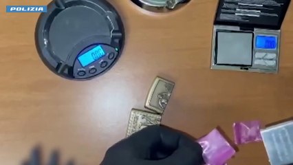 Milano, droga shaboo nascosta in penne e cerotti: arrestato 32enne